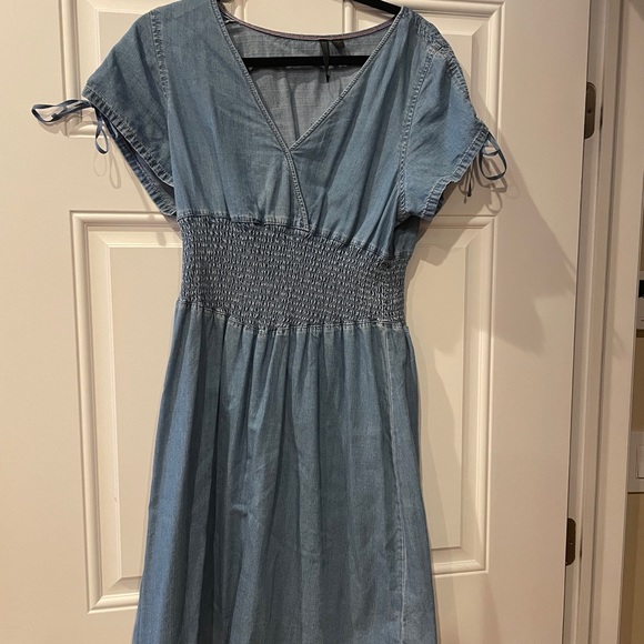 Denim Nine West dress. Elastic at waistline  and bows that can be tied on slave - Picture 2 of 6